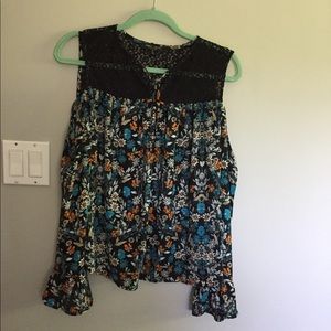 Romeo & Juliet Couture Cold Shoulder Floral Top